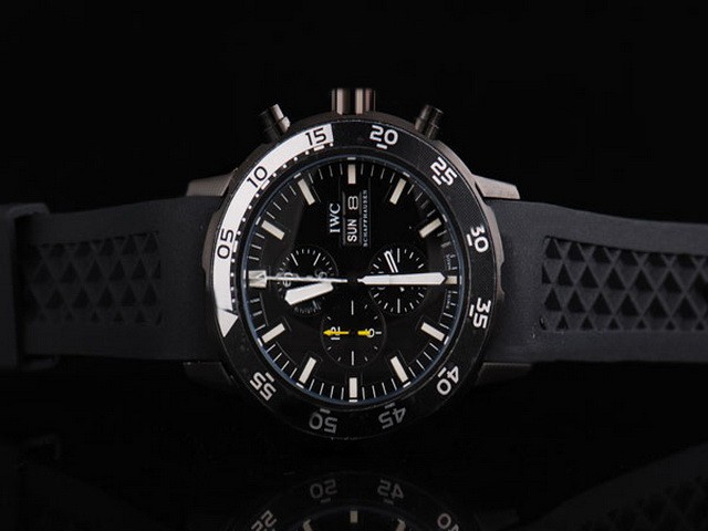 IWC Aquatimer PVD Case with Full Black Dial and White Stick Marker-Black Rubber Strap Montre