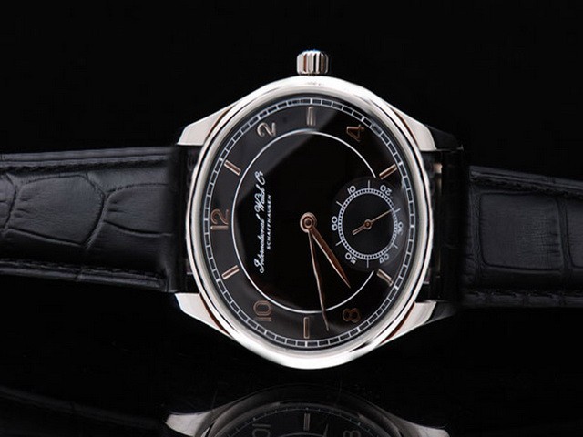 IWC Schaffhausen Black Dial and Black Leather Strap Montre